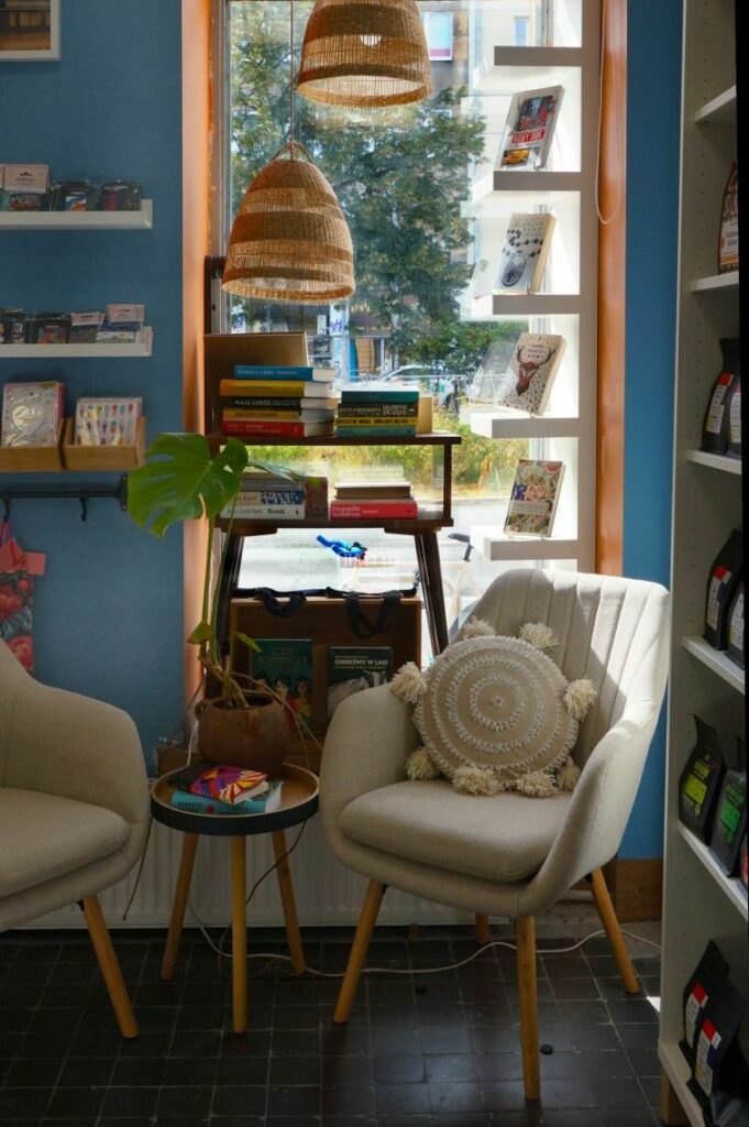Kącik do odpoczynku w księgarni Inna Bajka na Mokotowie