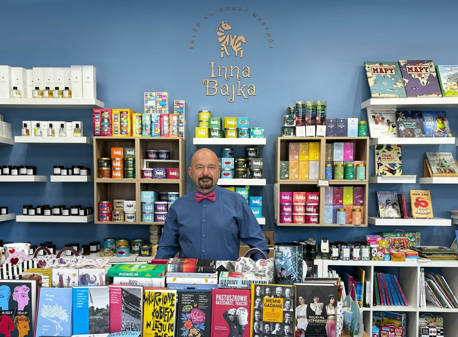Właściciel sklepu Inna Bajka w ksiegarni na Mokotowie z herbatami i książkami